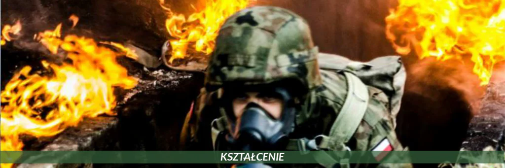 Żołnież w masce p.gaz. w okopach, a za plecami ma ogień