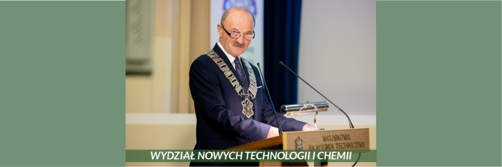 Mężczyzna w okularach na mównicy dziekan WTC
